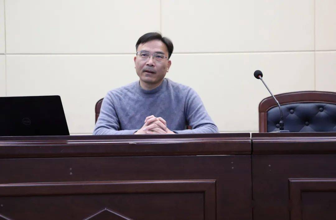 >>>>>>>>>郑力虎校长主持,他号召我校教师应该按照吴主任的建议从"大