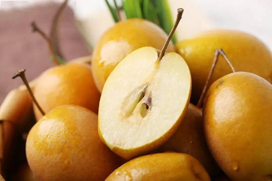 这个时候可以多吃些梨,不过这可不是普通的雪梨,砀山梨,而是金珠沙梨