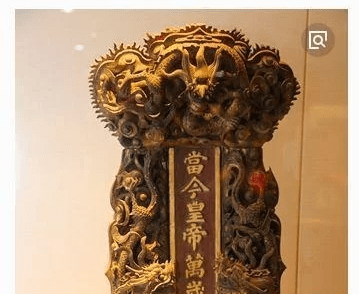 清朝灭亡后,清朝皇帝的牌位画像还在故宫.