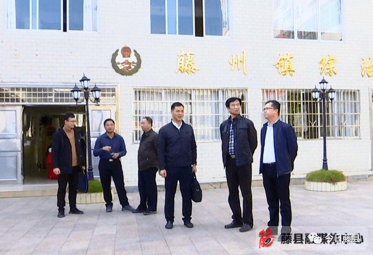 在藤州镇司法所法学会"会员之家",雷建章一行实地考察了"会员之家"的