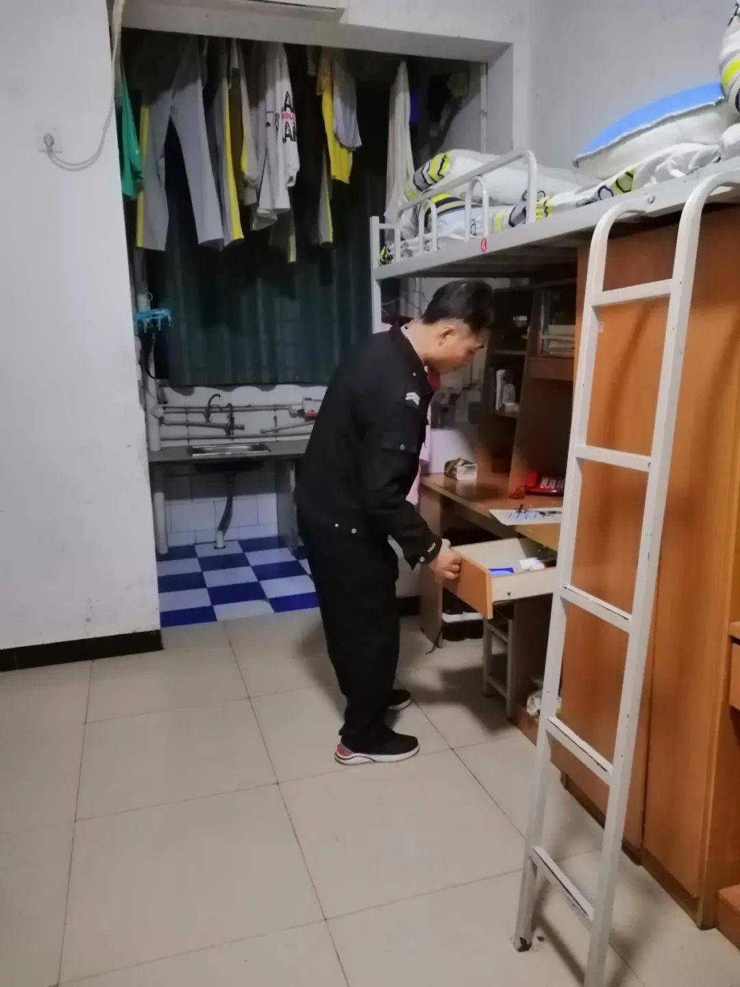 违禁物品彻查泸二外进行第二次寝室违禁物品检查