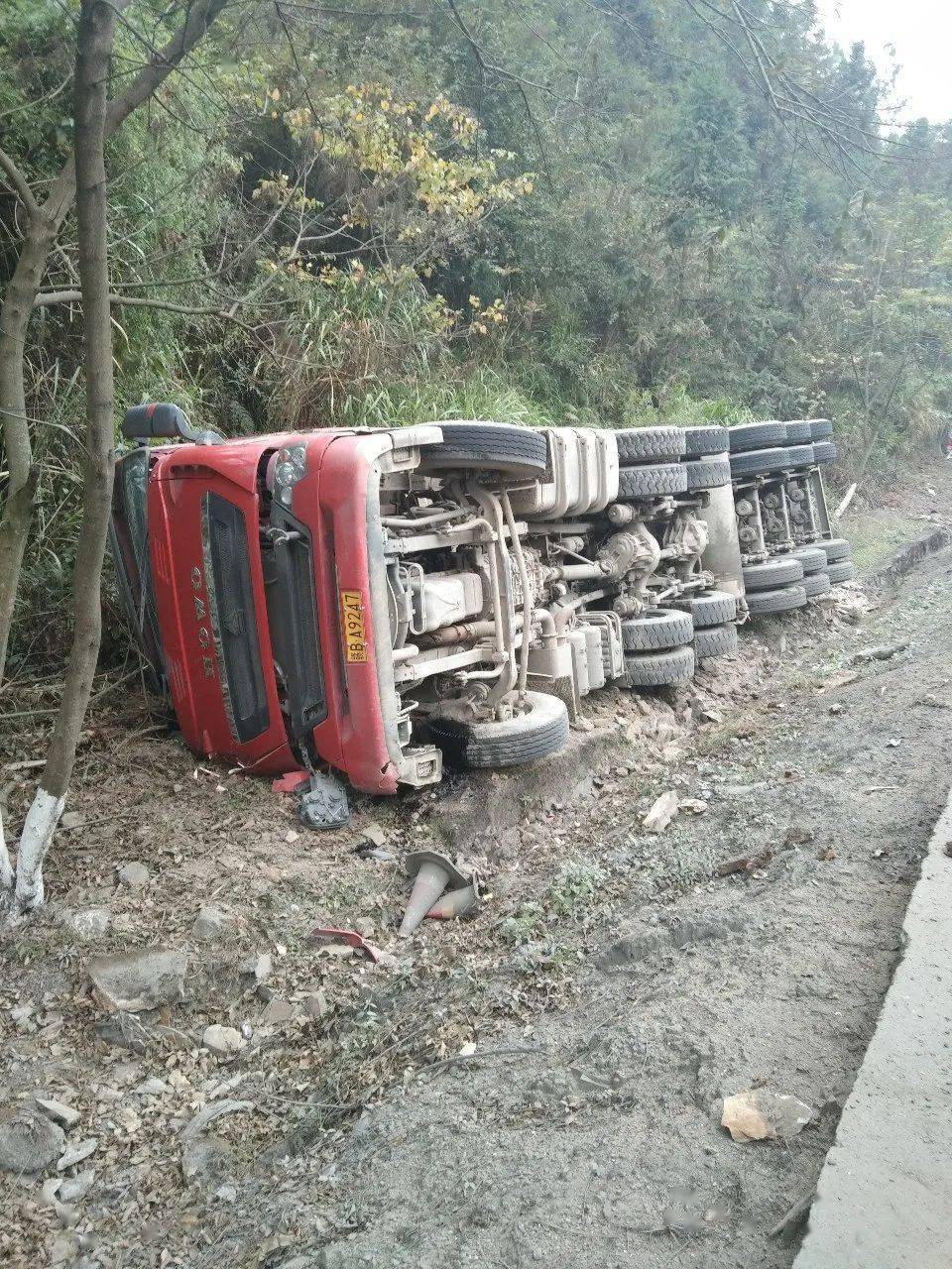 龙南105国道东坑段一大货车侧翻,还有.