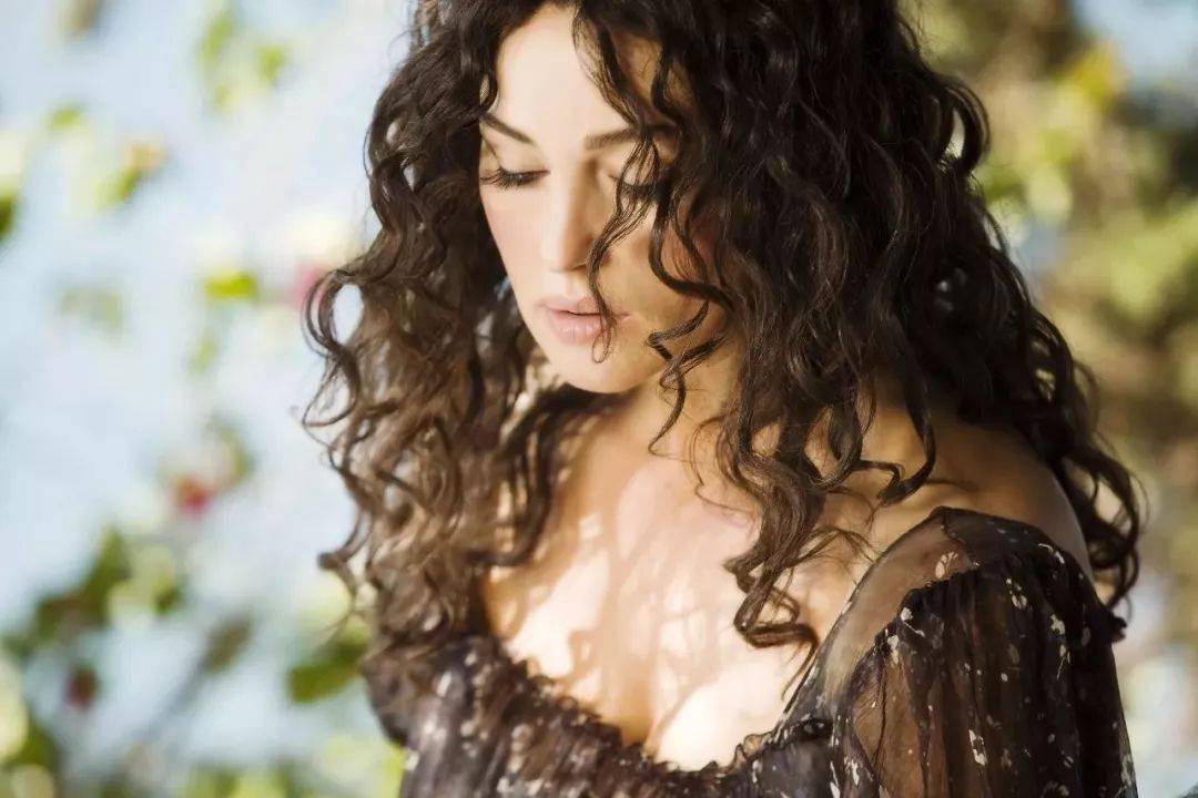 52岁全裸出镜:她是"裸露"却不情色的人间尤物_莫妮卡·贝鲁奇