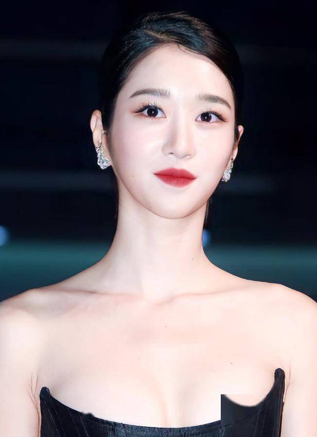 脸都会出现很明显的僵硬感,可这纯天然美女的徐睿知其容颜可就自然得