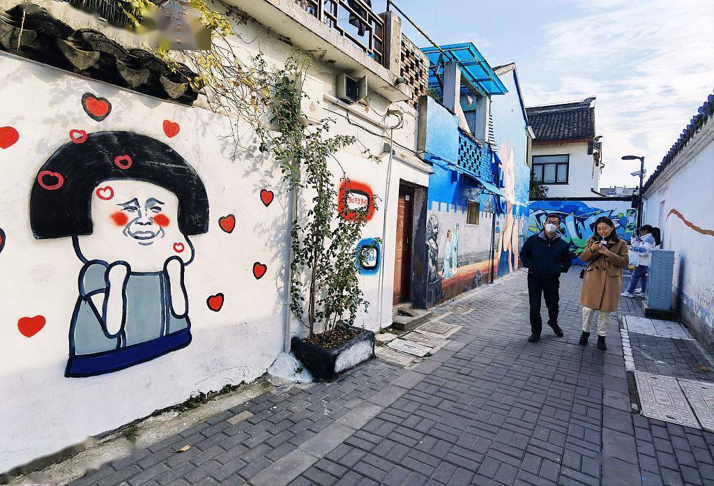 (来源:视觉中国)300余米巷道墙绘,100 不同国家语言符号组成的爱墙.整