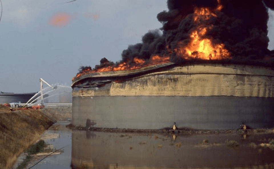 以往鉴来英国milfordhaven港amoco炼油厂78米直径原油储罐全液面火灾