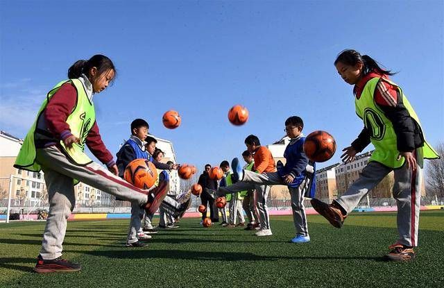 山東淄博小學開展多彩校園足球活動 學生感受足球魅力