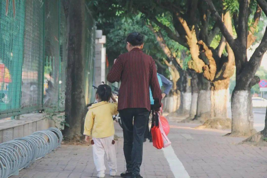 当暮色渐蓝轻拾西大背影