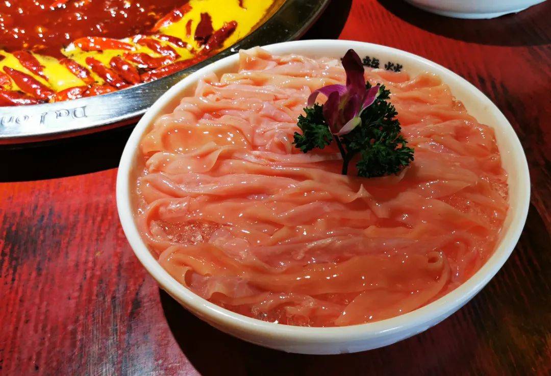 蘸上调料挂满汤汁的肥牛能嚼出一股淡淡的奶香随意捞起一筷子大理石