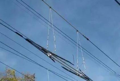 高铁路线外轨超高接触网上的力大吗