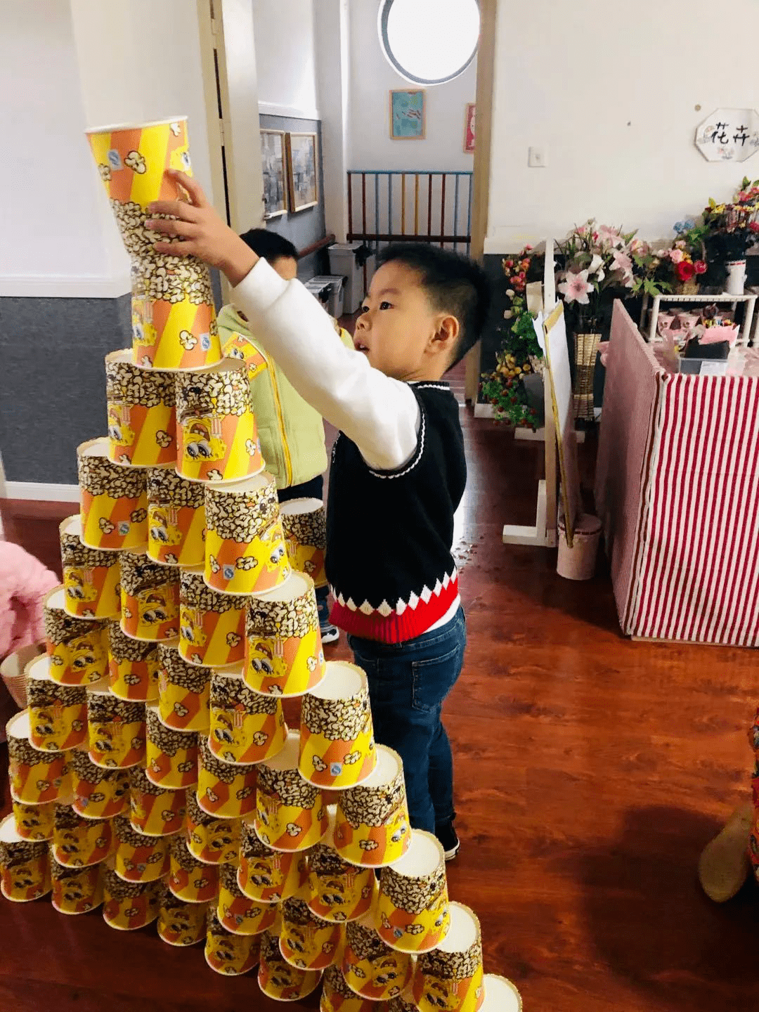 孩子们通过延伸,叠高,架空,围封,对称,中心点支撑等建构方法进行搭建