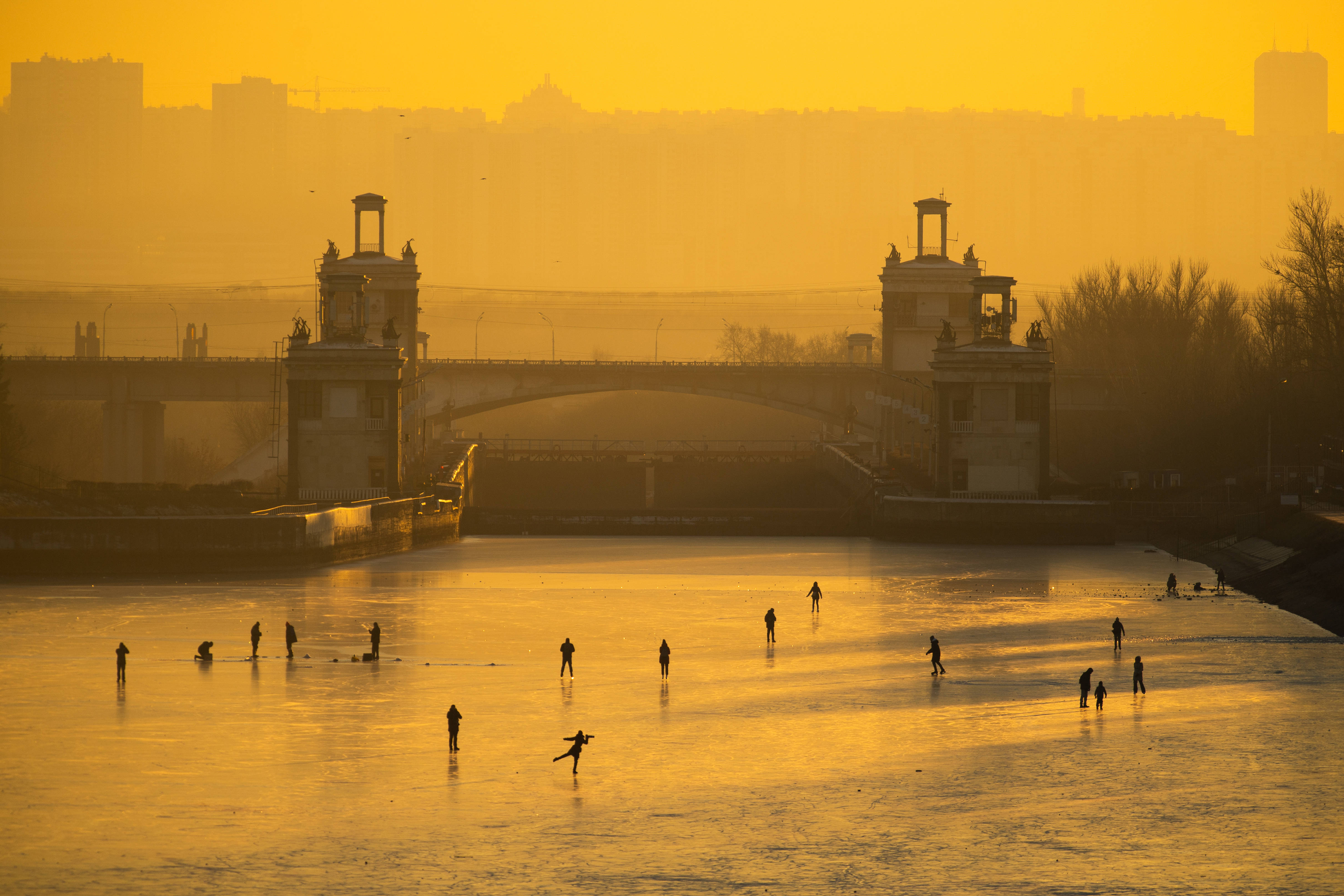 新华社/卫星社12月9日,在俄罗斯莫斯科,人们在结冰的莫斯科运河上滑冰