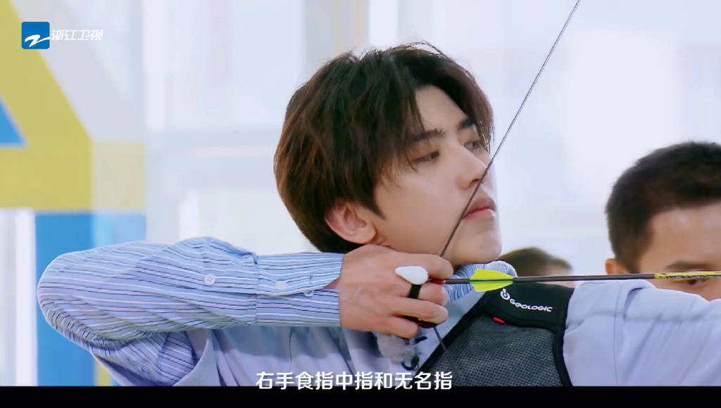 蔡徐坤《奔跑吧黄河》预告来袭 心脏狙击手每一帧都在散发魅力!_射箭