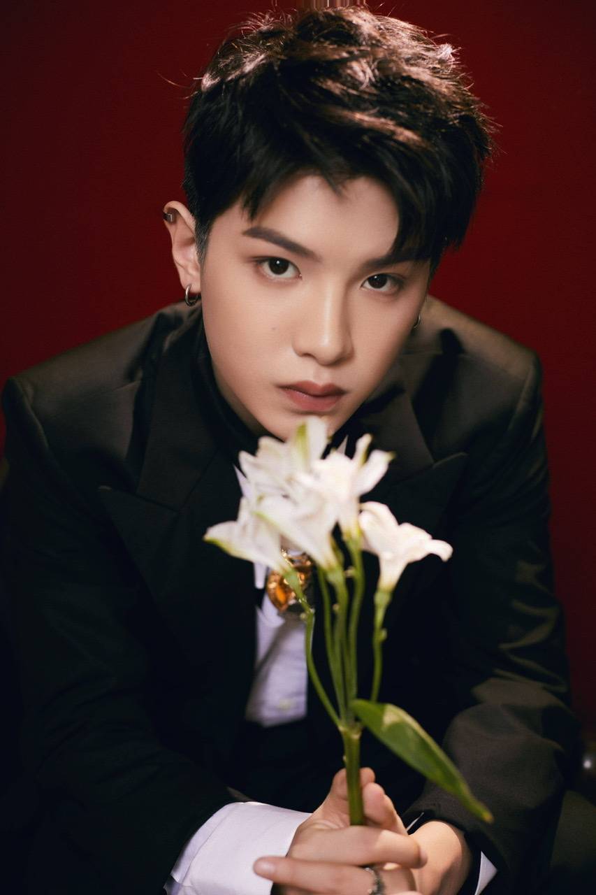 黄明昊身穿解构风切割西装亮相时尚先生盛典精致贵族小王子tintin帅出