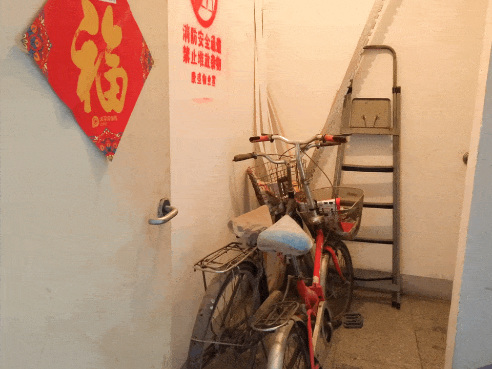 长治某小区居民反映:这家门口,太乱了!_楼道