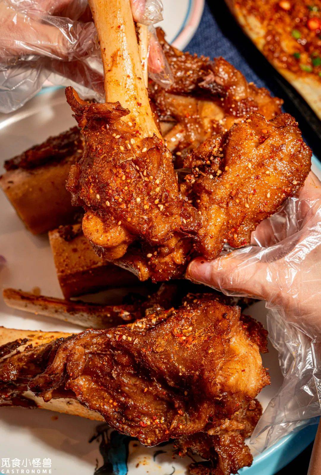 骚店自带骚菜,「烤脊骨」和「烤筒骨」并称为「健骨头」的镇店之宝