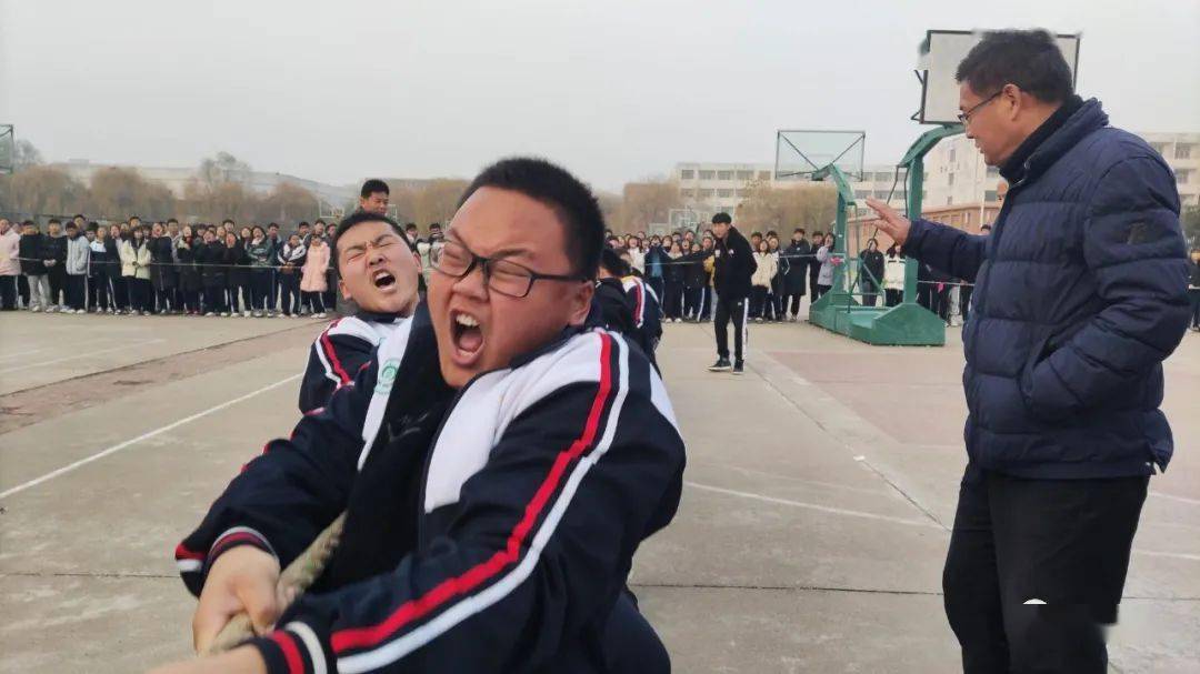 给力来劲看看泗水一中师生拔河比赛中的萌表情