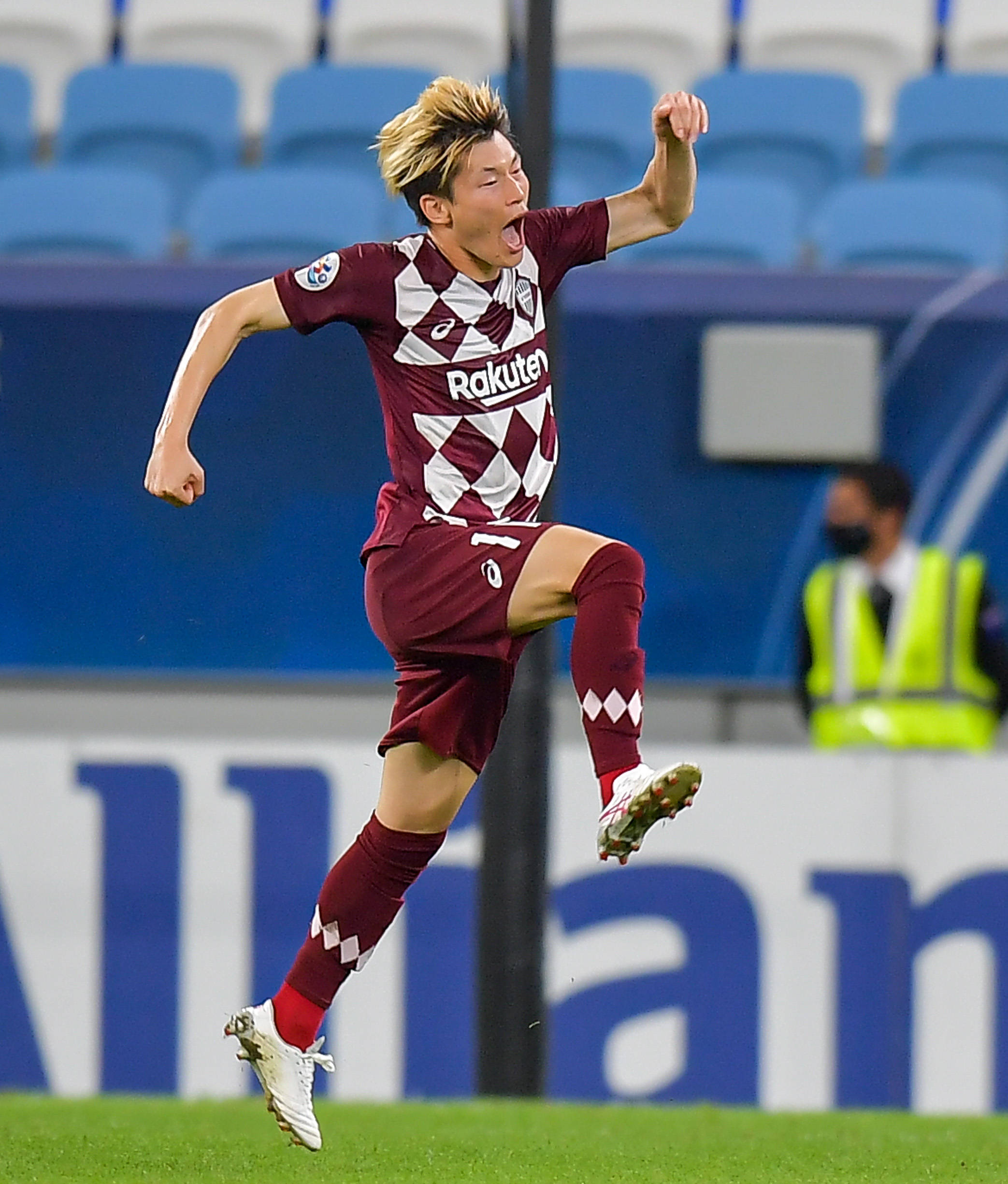 12月10日,神户胜利船队球员古桥亨梧进球后庆祝.