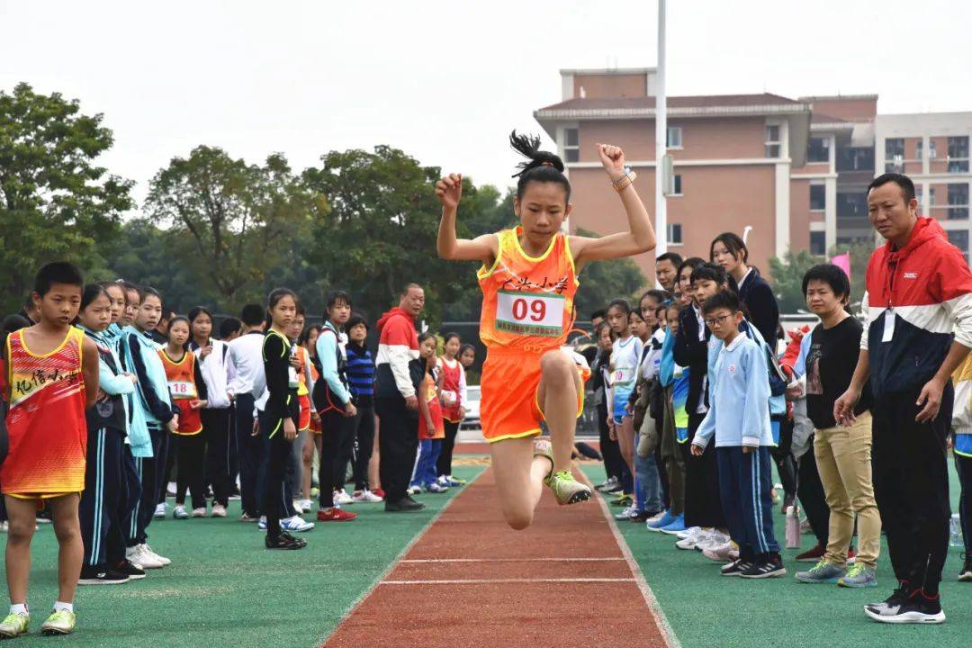 2020年龙湖区运动会在蓬鸥中学开幕