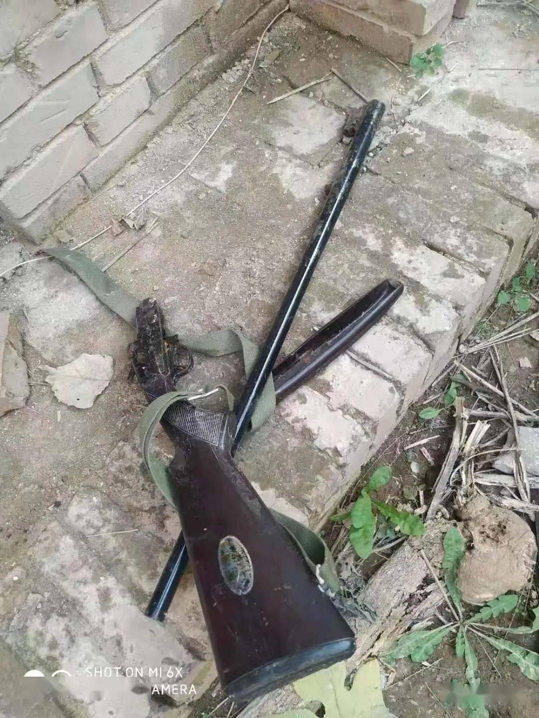 【平安】民警进户宣法规  群众主动枪上交