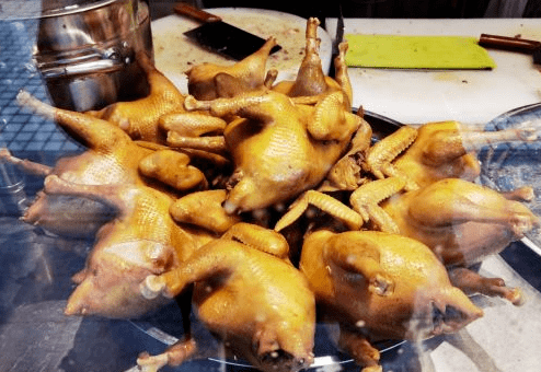 北下街北顺城街【胜利鸡】的烧鸡,非常干净的一家清真店,人少的话买个