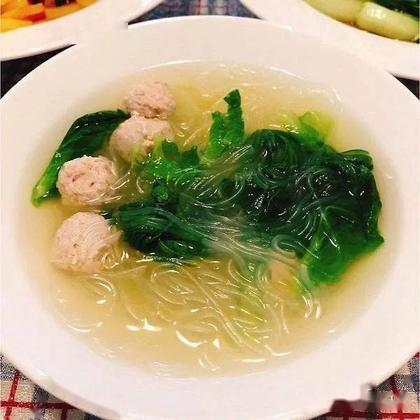 过敏儿配菜:茄汁鲈鱼午后餐点:蒸玉米 果珍 火龙果汤:贡丸毛菜粉丝汤