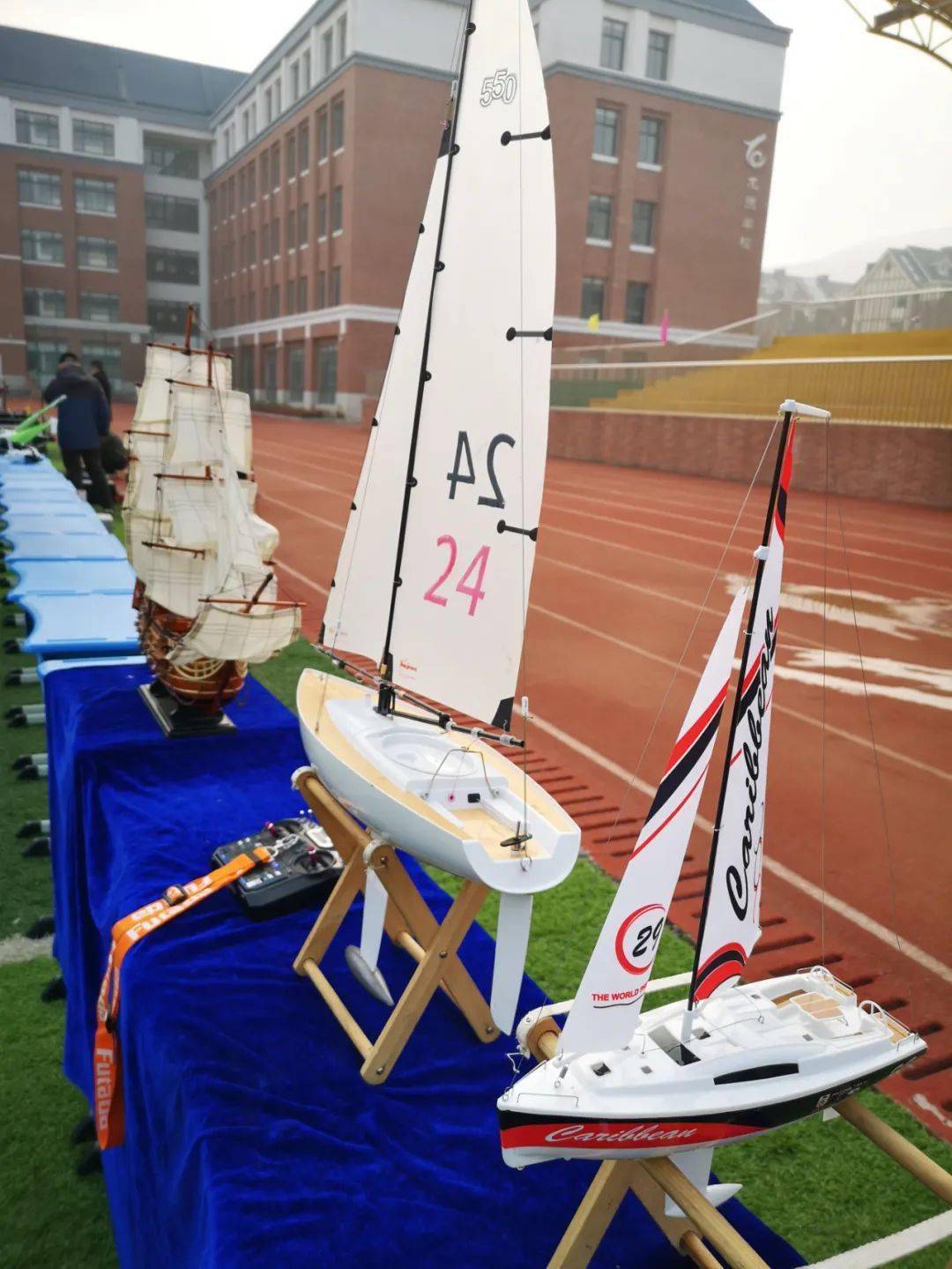 参课学生在教师的带领下到达操场,观摩国际帆船航模的运动原理,全方位