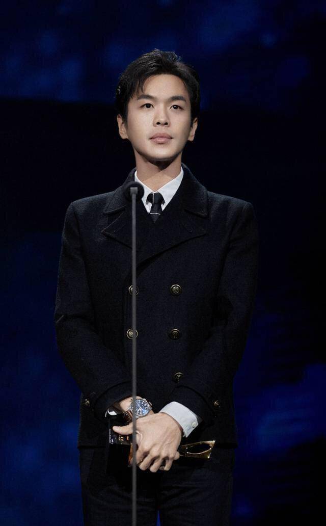 张若昀脑门出现正方形脸部蜡黄凹陷因太瘦腰围比雷佳音头还小