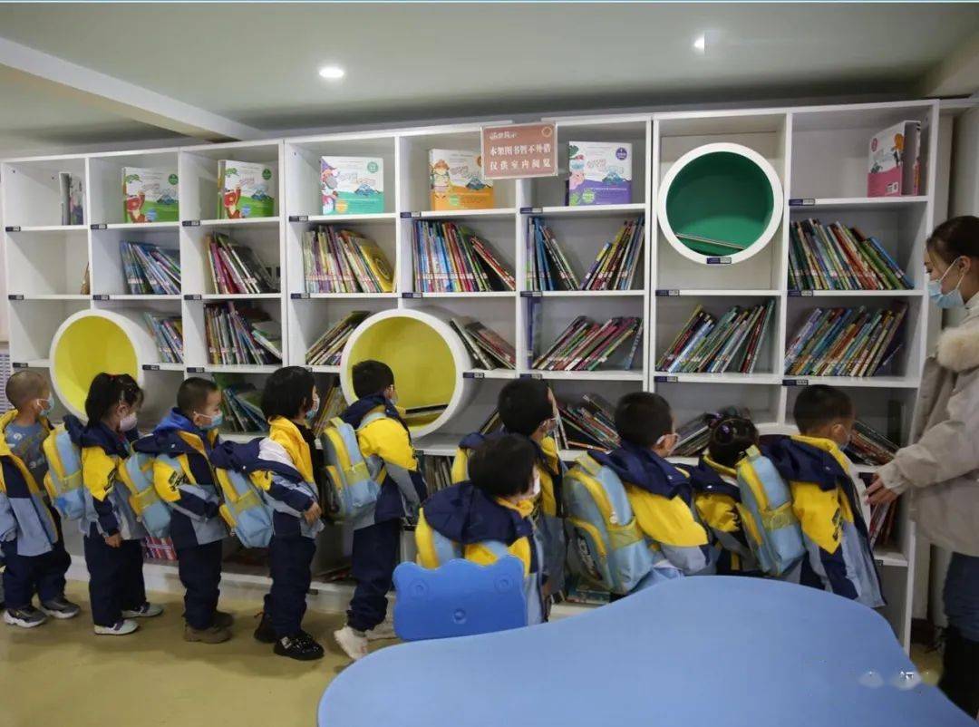 张掖市图书馆:小朋友们在图书馆_幼儿园