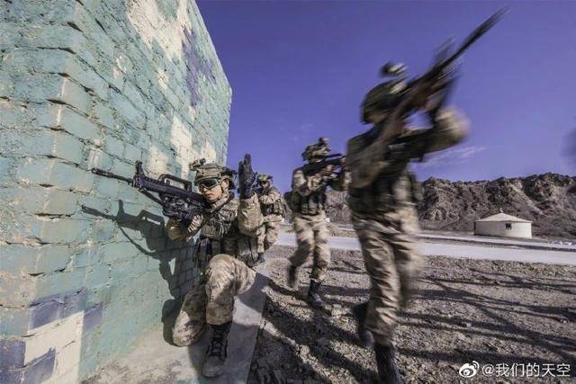 有内味了解放军空降兵身着星空迷彩荒漠戈壁大练兵