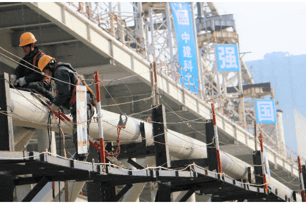 随着首榀桁架滑移成功,项目将迎来安装高峰,中建科工将继续把好质量关