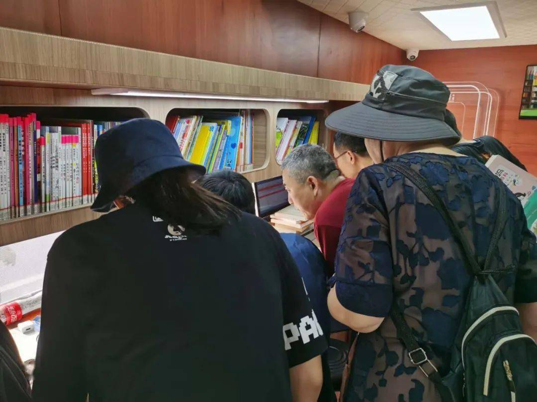 位于小区主路旁的流动服务车引起了过往居民的注意,不少居民陆续赶来