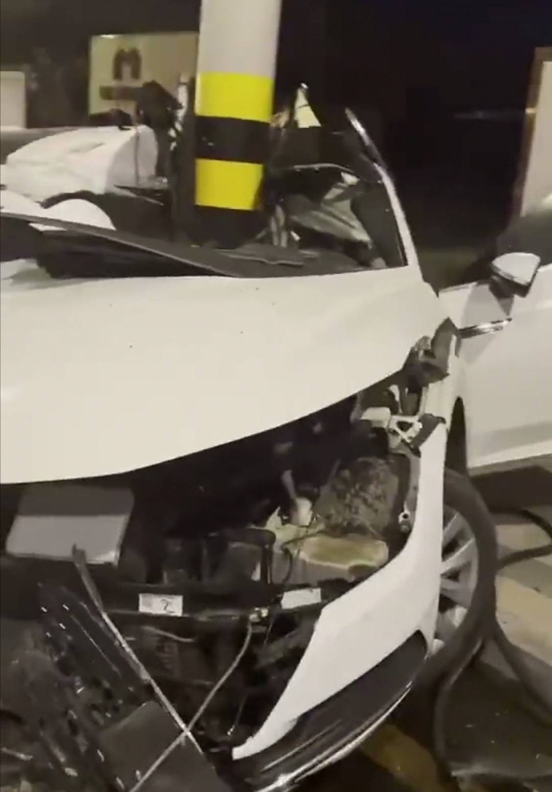 亳州大众cc午夜飙车失控漂移撞电线杆致2死3伤,车身几乎断成两截_车辆