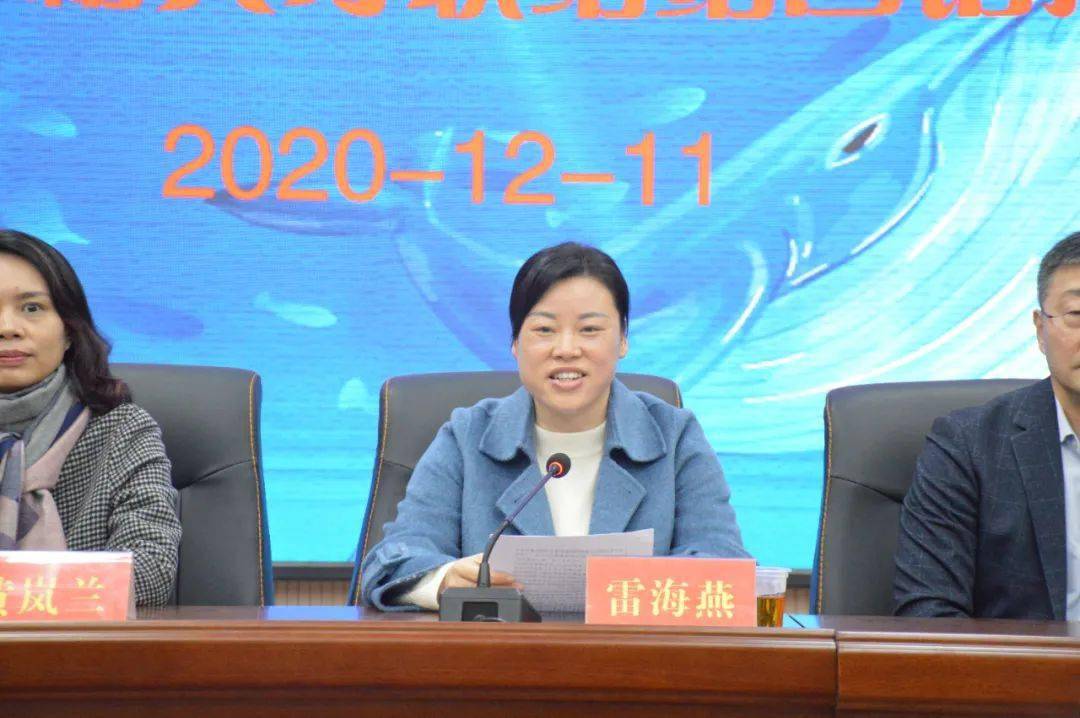 雷海燕代表县委县政府向捐赠方华东师范大学以及上海振兴铅山促进会