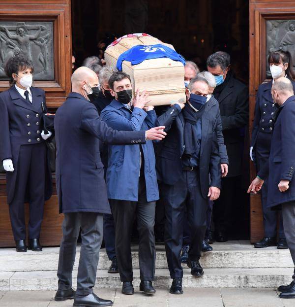 意大利足坛名宿保罗·罗西葬礼举行
