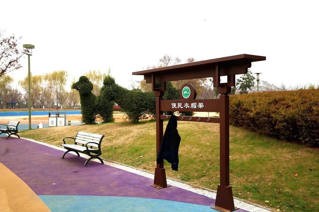 邳州这些公园广场有了便民衣帽架!