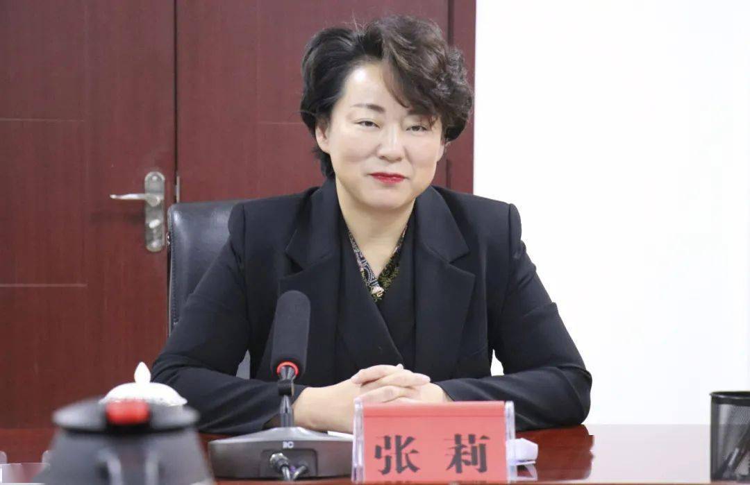 白银区委副书记,区长张莉主持签约仪式.