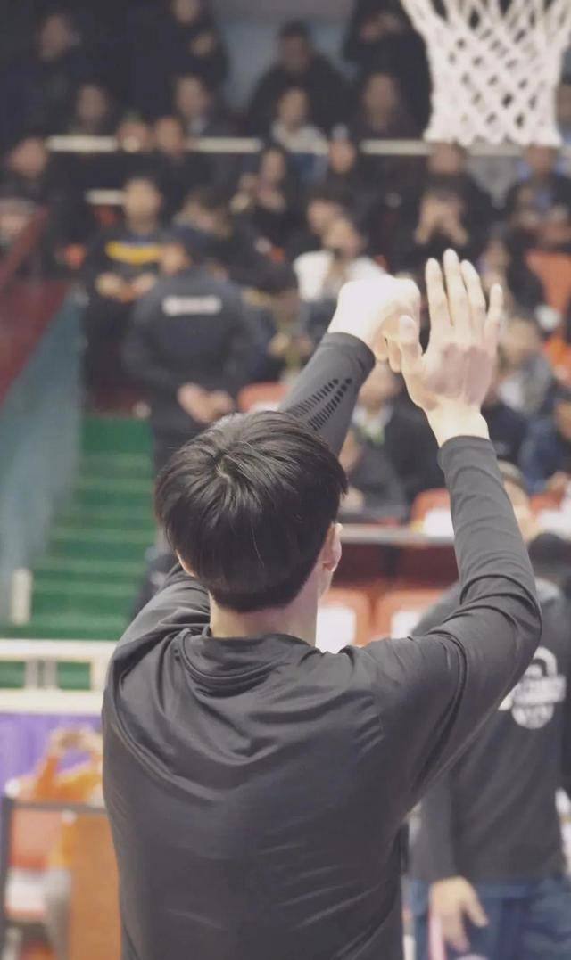 9年前青涩照曝光胡明轩黑眼圈和爱打游戏的原因都找到了