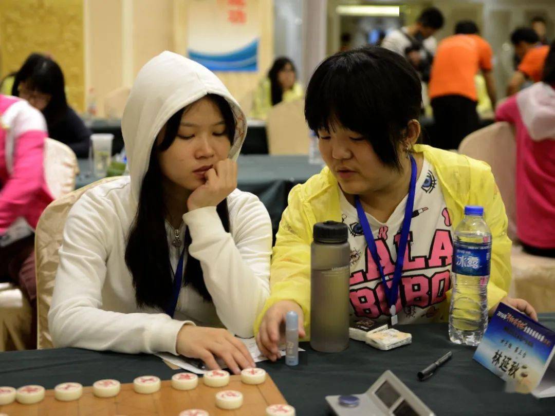 和林延秋切磋棋艺左文静在长春棋坛小姊妹自信2017个人赛再获金牌特级