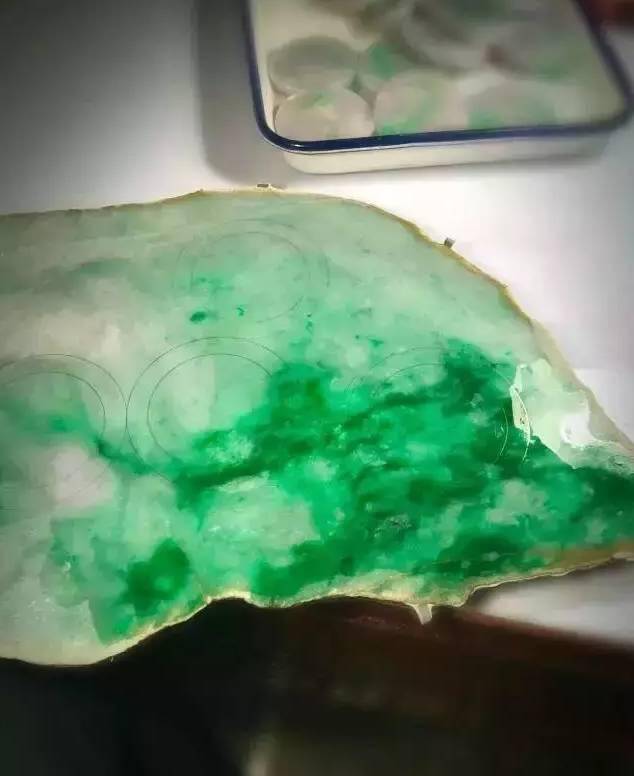 众人争相围观翡翠原石开切羡慕到流口水一刀锯到飘阳绿花