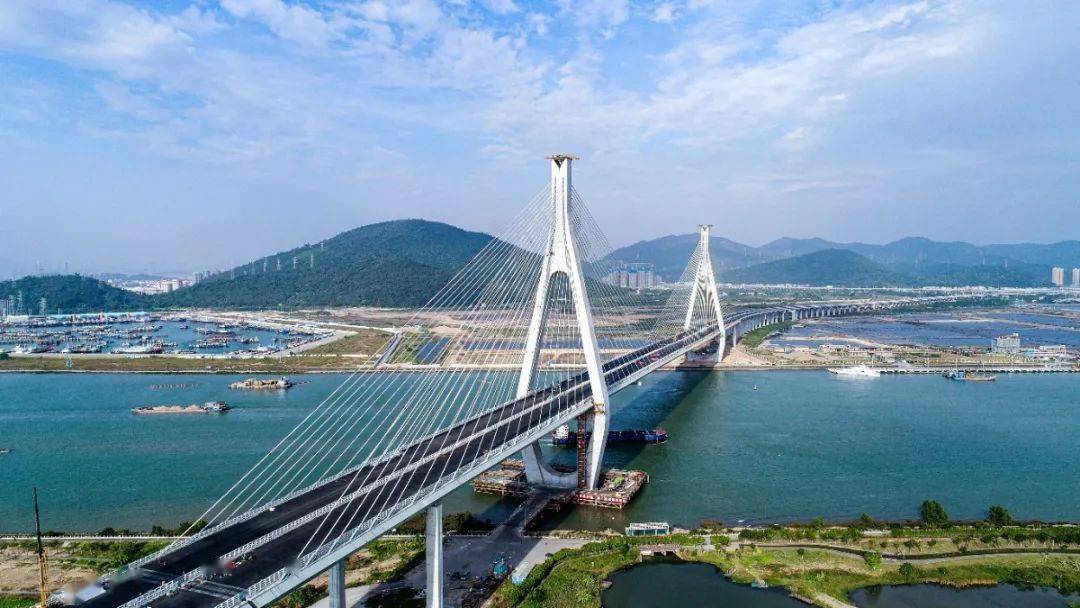 决战四季度世界首座大跨度串联式斜拉桥洪鹤大桥通车运营
