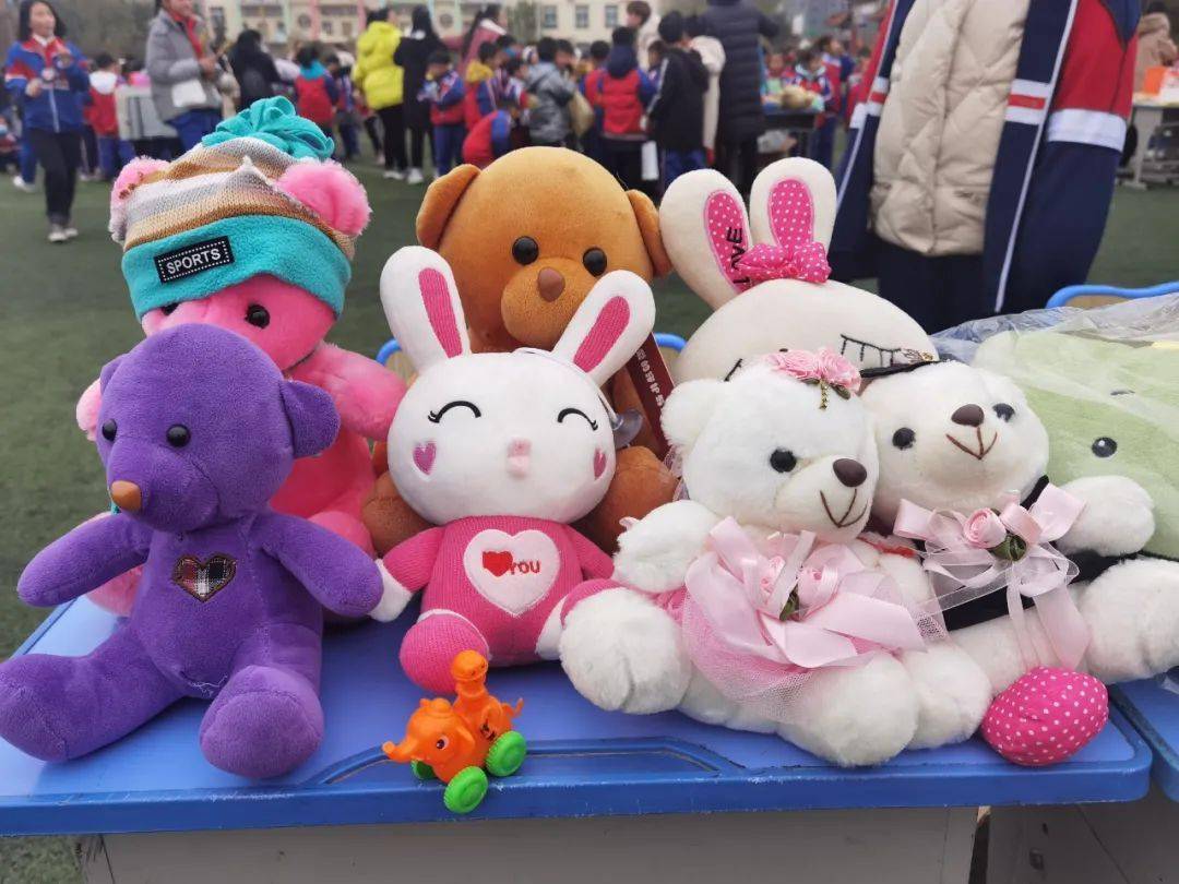 微爱暖人心 ——新乡十中英才学校党员志愿者开展义卖活动_物品