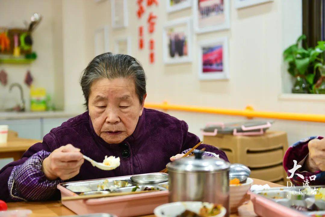 点开看看,你有多久没回家陪父母吃饭了?_老人