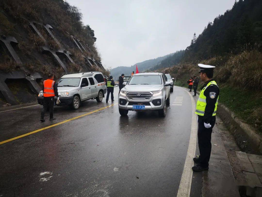 台江交警:巡线抗凝 保畅护行