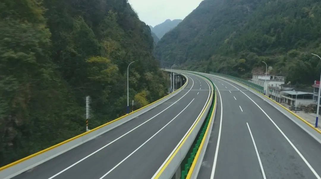 逢山隧道,遇河架橋.西鎮高速全線橋樑和隧道比例高達91.