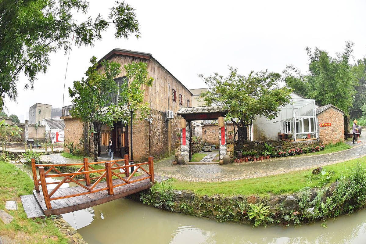 南村改造旧房为富有本地特色的民宿集群,建设商业街和南村海鲜市场