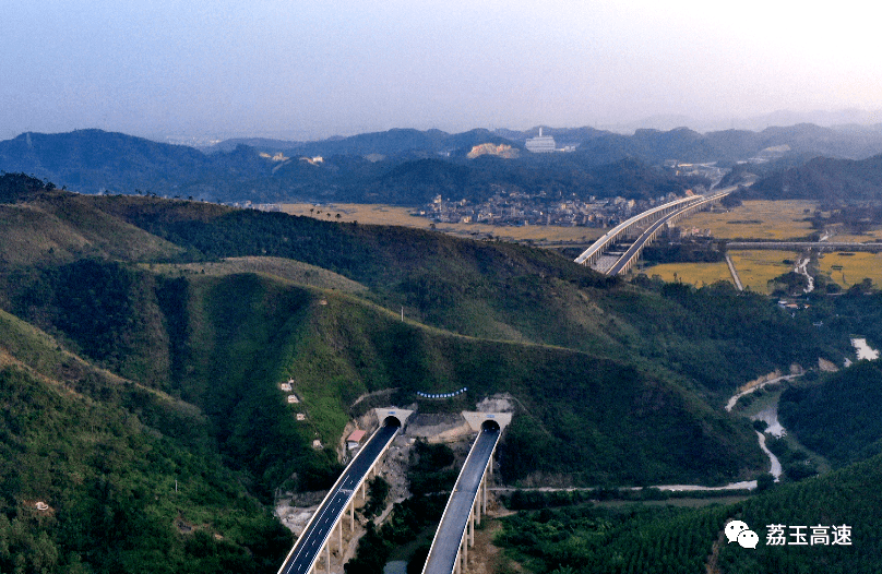 赞又一条途径藤县梧州的高速路建成年底即将通车