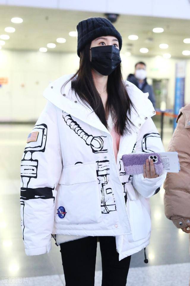 袁冰妍一袭白色羽绒服现身机场搭配黑色紧身裤身材超好