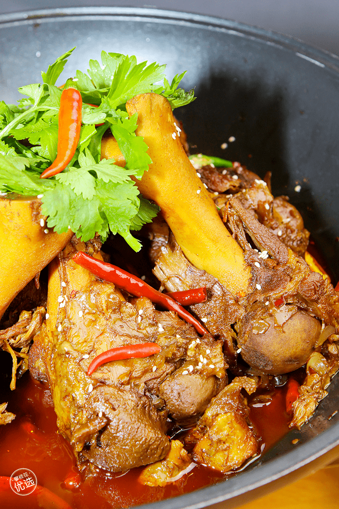 泥罐炖鸡,渔门烧烤,酱骨头.应有尽有!喷香麻辣一口销魂!