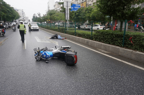 因雨天路滑郁南一男子驾摩托车滑倒人受伤